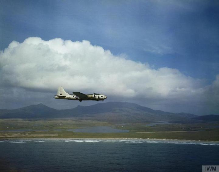 Fortress Mk.IIA FK186 'S', flies past the Hebridean islands of northwest Scotland, during Atlantic convoy duties in 1943. (IWM TR 1084)